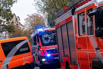 Die Berliner Feuerwehr im Einsatz: Nach einem Brand ist ein Wohnhaus ohne Strom und Wasser.