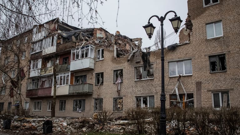 Zerstörtes Wohngebäude in Bachmut: Bevor Russland sich nicht zurückgezogen habe, könne es keine echten Verhandlungen geben, sagt der britische Premier.