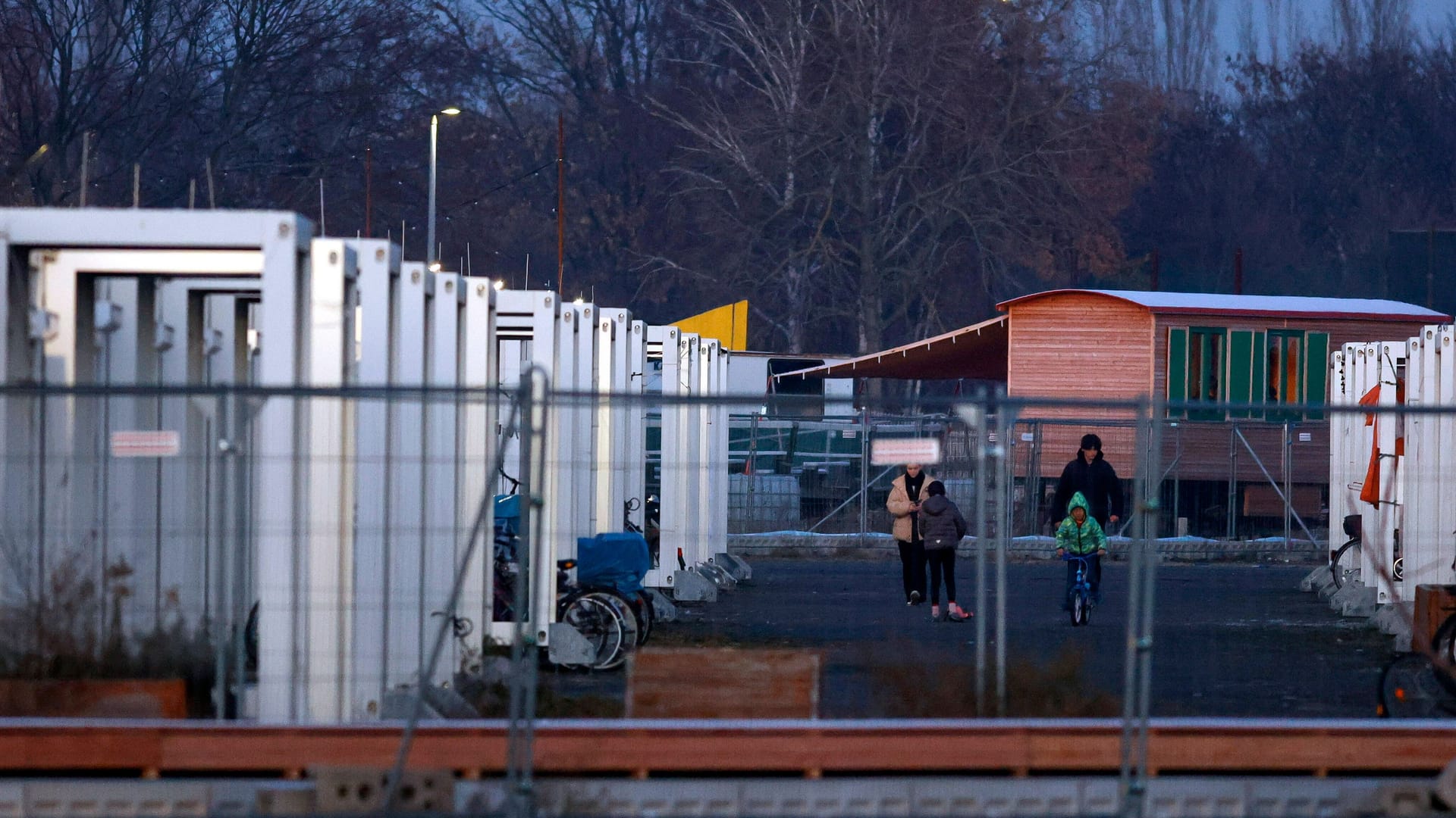 Unterkunft für Asylbewerber und Geflüchtete in Berlin: "Geflüchteten aus Iran muss hier in Deutschland Schutz und Asyl gewährt werden", sagt Grünen-Politiker Pahlke.