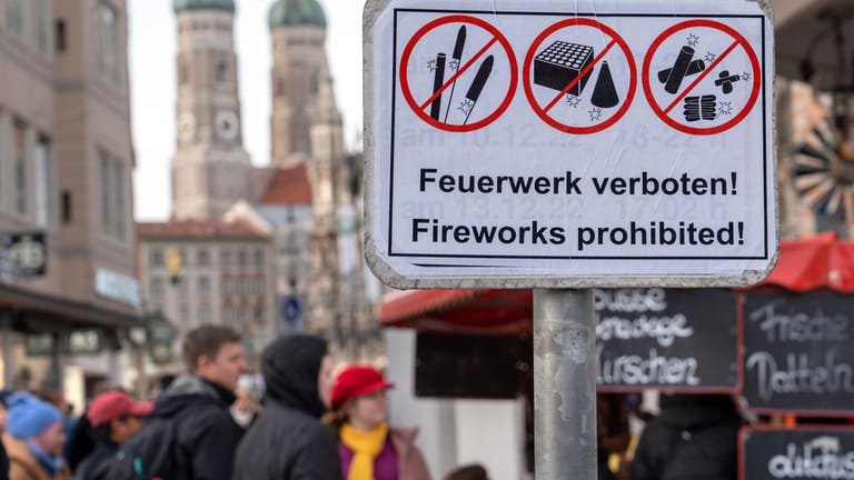 Ein Schild verbietet Feuerwerk am Münchner Marienplatz (Archivbild): Auch dieses Jahr wird es solche Bilder geben.