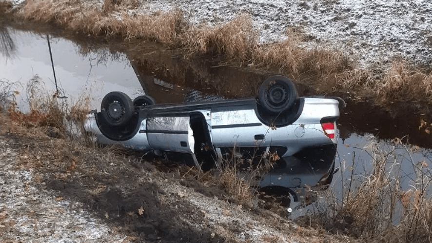 Kopfüber im Wasser: Die Autofahrerin und ihre beiden Kinder hatten riesiges Glück. Kopfüber im Wasser: Die Autofahrerin und ihre beiden Kinder hatten riesiges Glück.