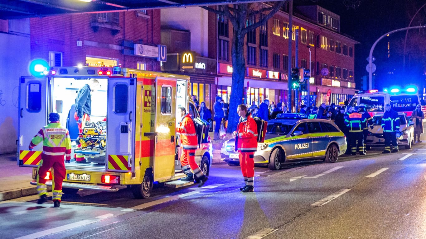 Rettungskräfte stehen an der Unfallstelle: In Hamburg wurde ein Kind von einem Auto angefahren.