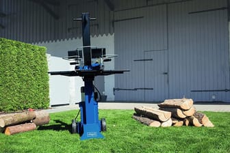 Günstig Feuerholz spalten: Bei Toom Baumarkt ist aktuell ein Holzspalter von Scheppach besonders günstig.