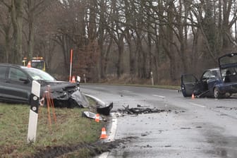 Ein Opel und ein VW stehen völlig zerstört am Straßenrand: Für einen 65-Jährigen kam jede Hilfe zu spät.