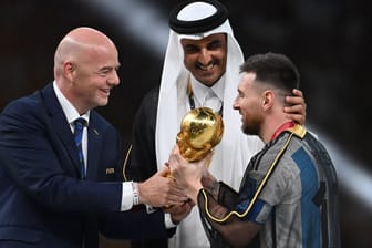Lionel Messi: Der argentinische Superstar bekam vom katarischen Emir ein arabisches Gewand umgelegt – und von Fifa-Präsident Infantino den Pokal in die Hand gedrückt.