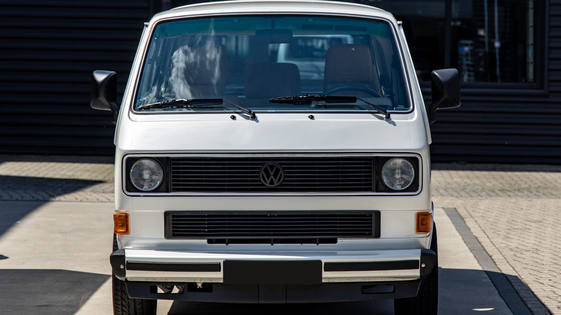 Denn anders als das Logo auf dem Grill vermuten lässt, handelt es sich nicht um einen VW, sondern laut Papieren um einen Porsche.