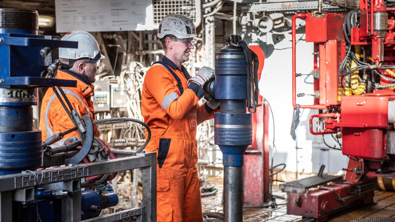 Arbeiter bei der Vorbereitung einer neuen Bohrung auf Mittelplate: Dem Fachpersonal winken attraktive Gehälter und Zuschläge.