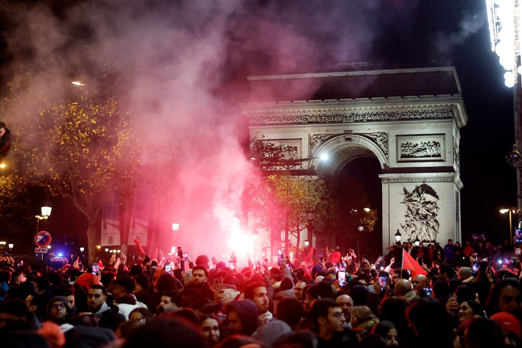 Pyro vor dem Arc de Triomphe: Marokkanische Fans nach dem Erfolg im WM-Viertelfinale.