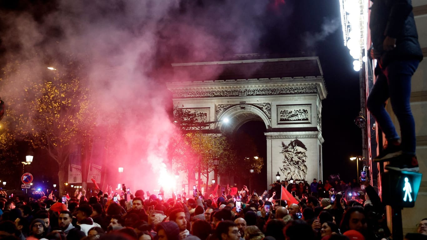 Pyro vor dem Arc de Triomphe: Marokkanische Fans nach dem Erfolg im WM-Viertelfinale.