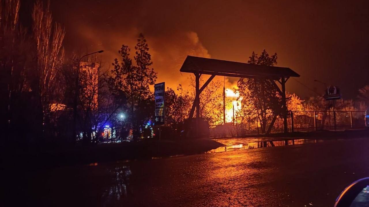 Das Foto soll Feuer an einer der Einschlagstellen der ukrainischen Raketen zeigen.