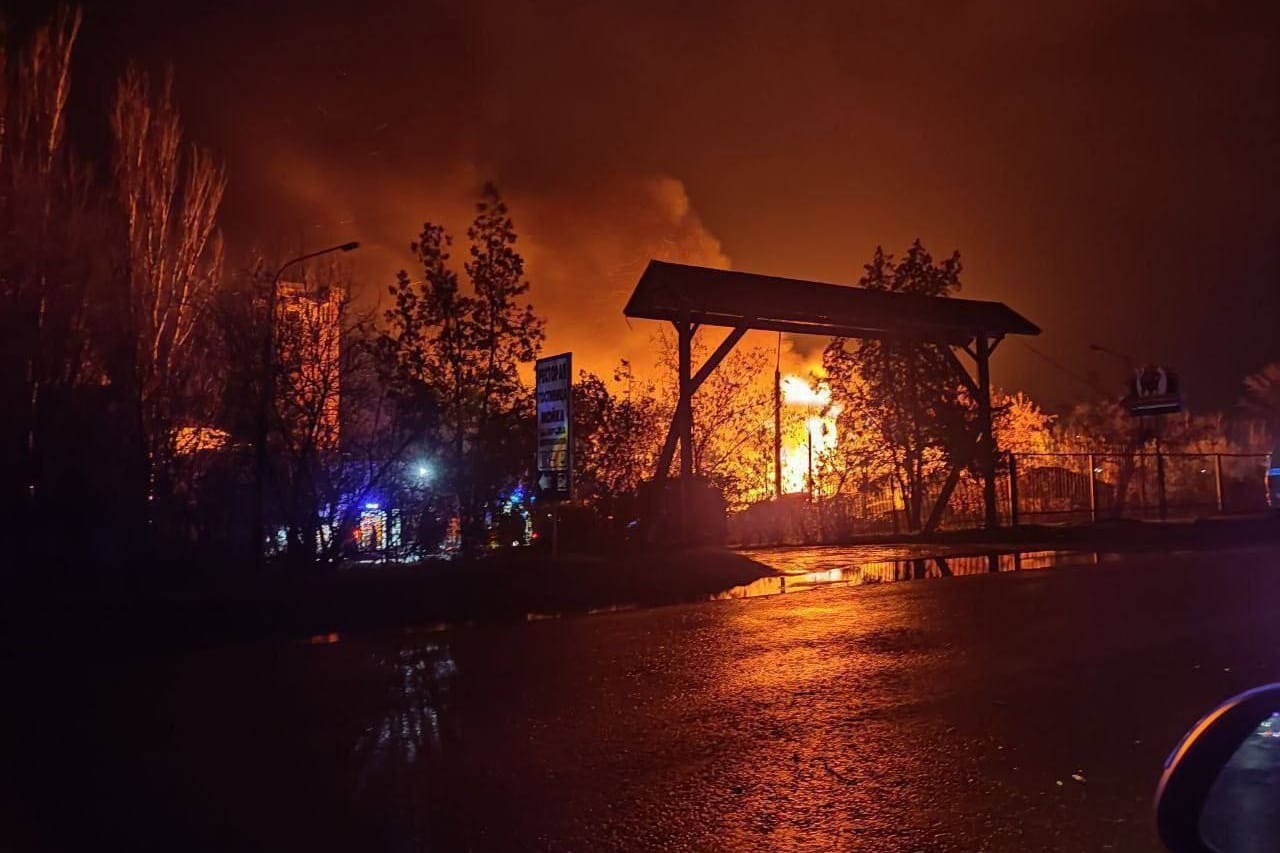 Das Foto soll Feuer an einer der Einschlagstellen der ukrainischen Raketen zeigen.