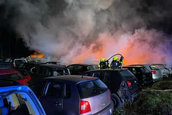 Erst am vergangenen Wochenende brannten 37 Fahrzeuge auf einem Schrottplatz aus.