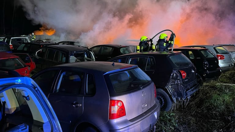Erst am vergangenen Wochenende brannten 37 Fahrzeuge auf einem Schrottplatz aus.