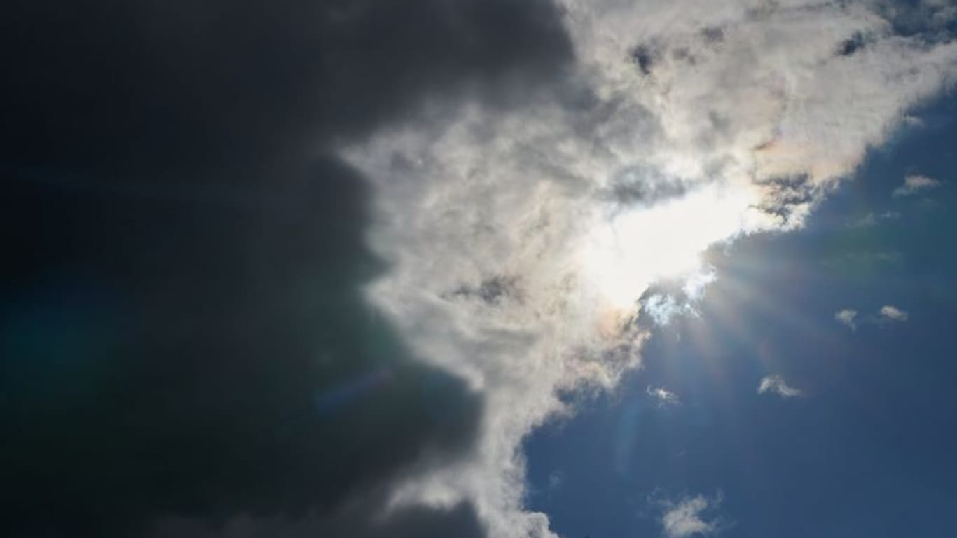 Die Sonne kommt hinter Regenwolken hervor (Symbolfoto): Bislang lag die Rekordtemperatur zum Jahreswechsel in Berlin bei 14 Grad.