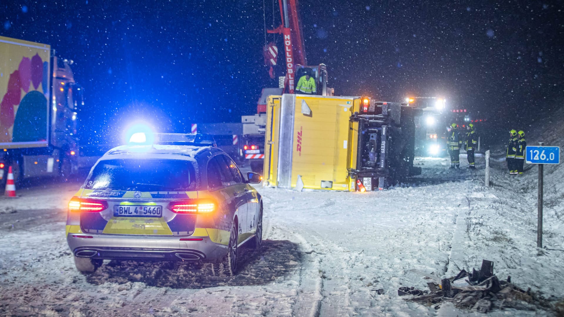 Ein Lkw ist auf der Autobahn 8 bei Ulm umgekippt: Die Bergung dauerten mehrere Stunden. Ein Lkw ist auf der Autobahn 8 bei Ulm umgekippt: Die Bergung dauerten mehrere Stunden.