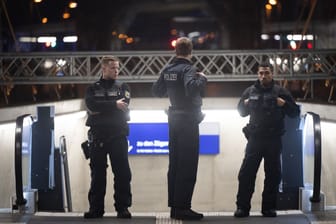 Polizeibeamte stehen in der S-Bahnstation Gateway Gardens. Die Frankfurter Polizei hat nach eigenen Angaben auf einen Angreifer in der S-Bahnstation Gateway Gardens geschossen.