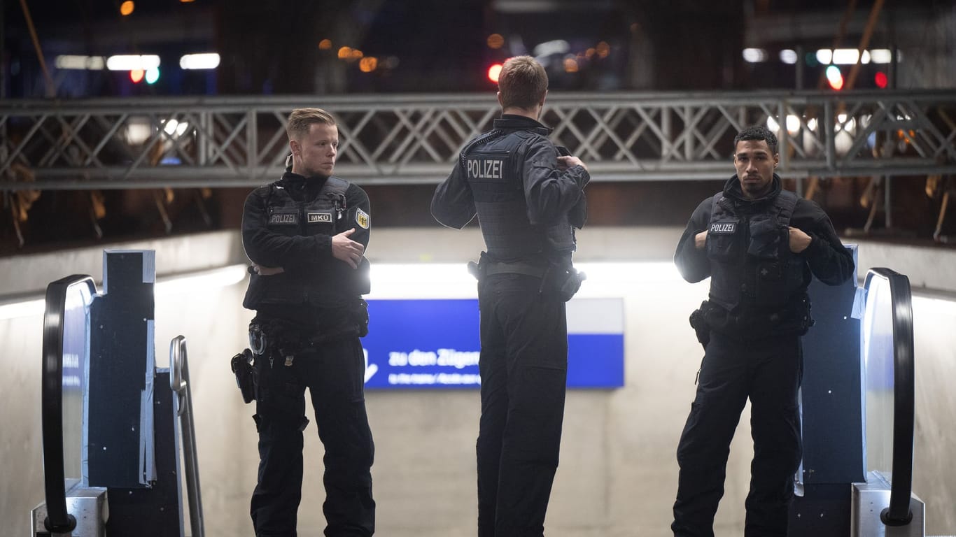 Polizeibeamte stehen in der S-Bahnstation Gateway Gardens. Die Frankfurter Polizei hat nach eigenen Angaben auf einen Angreifer in der S-Bahnstation Gateway Gardens geschossen.