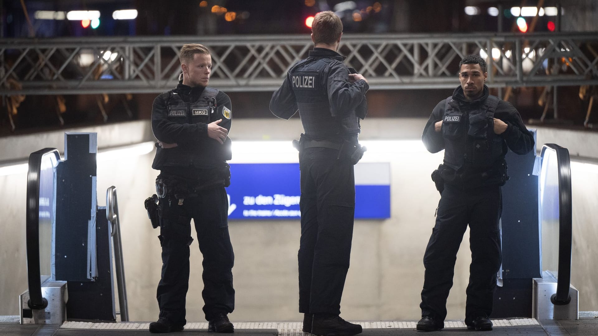 Polizeibeamte stehen in der S-Bahnstation Gateway Gardens. Die Frankfurter Polizei hat nach eigenen Angaben auf einen Angreifer in der S-Bahnstation Gateway Gardens geschossen.