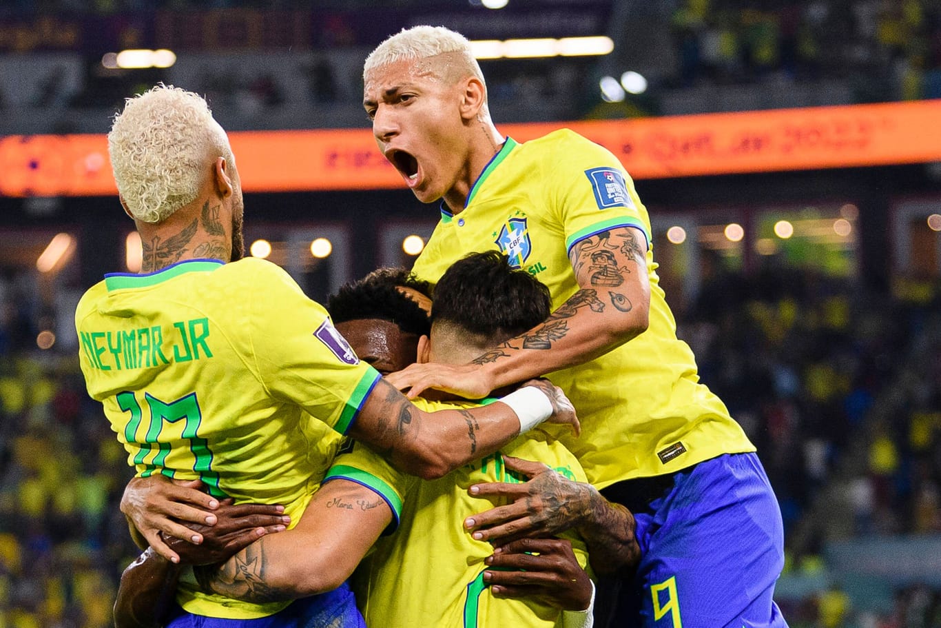 Brasiliens Spieler jubeln: Sie wollen den sechsten WM-Titel ihres Landes holen.