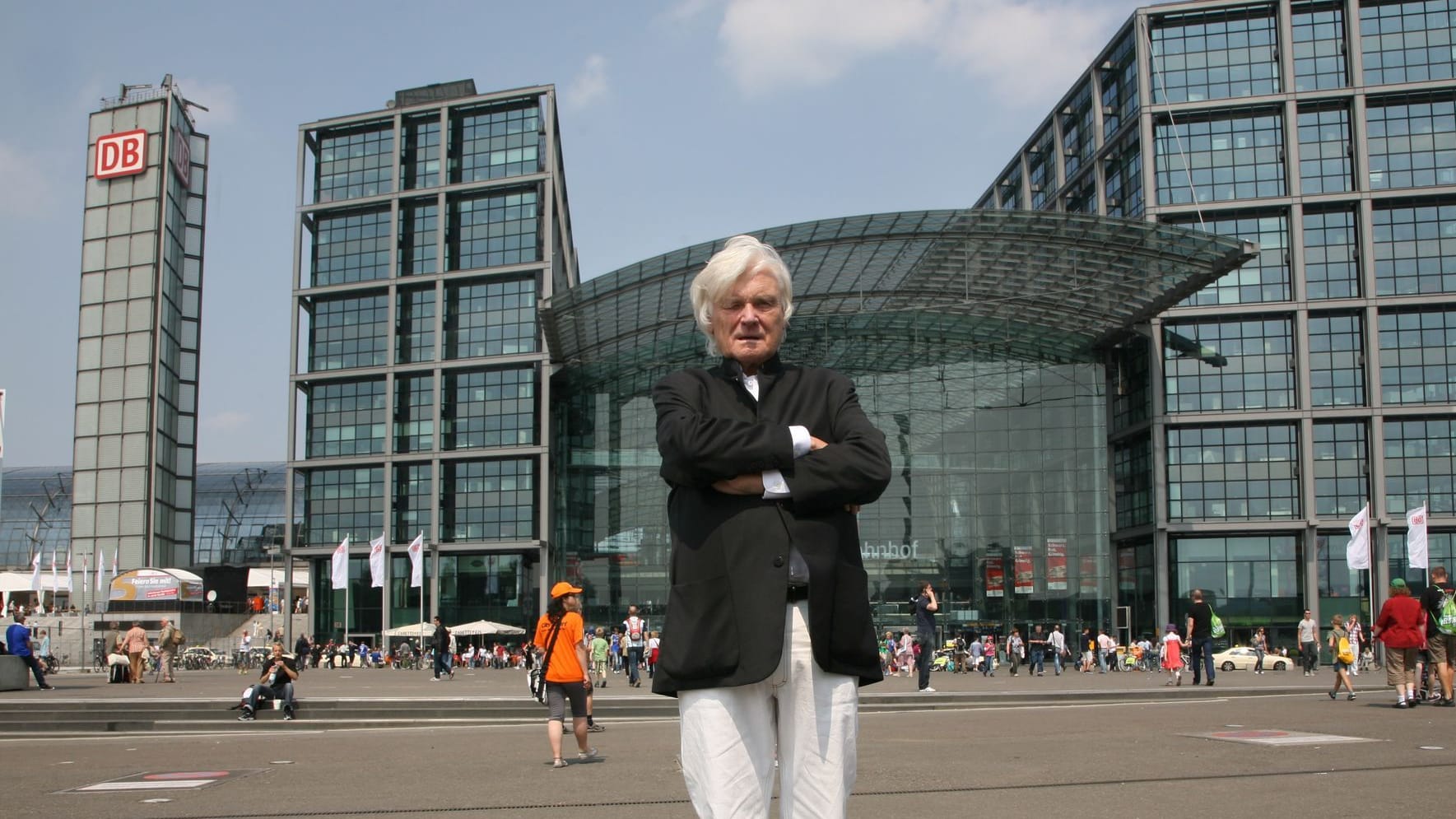 Meinhard von Gerkan steht vor dem von ihm entworfenen Hauptbahnhof in Berlin.