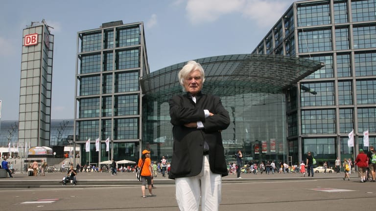 Meinhard von Gerkan steht vor dem von ihm entworfenen Hauptbahnhof in Berlin.