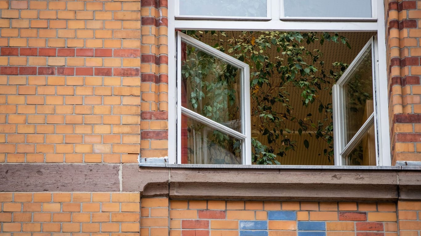 Ein Fenster einer an einer Schule: Eine Hamburger Bande hat es gezielt auf Schulen abgesehen.