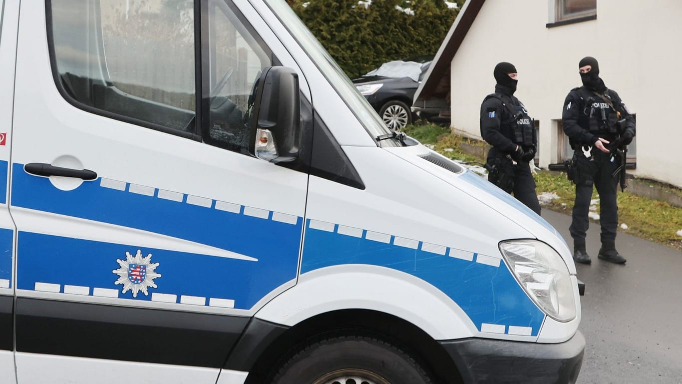 Polizeibeamte durchsuchen das Jagdschloss Waidmannsheil in Thüringen. Auch hier wurde der Putschversuch organisiert.