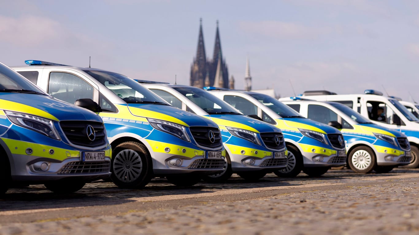 Polizeiautos am Rheinufer in Köln