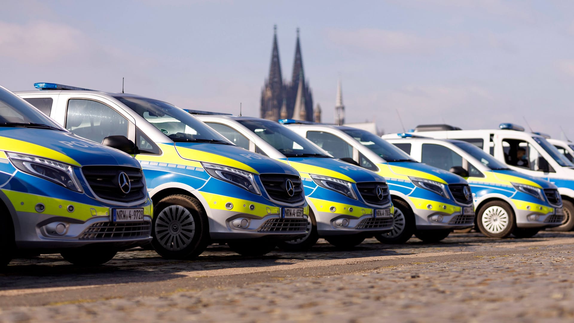 Polizeiautos am Rheinufer in Köln Polizeiautos am Rheinufer in Köln