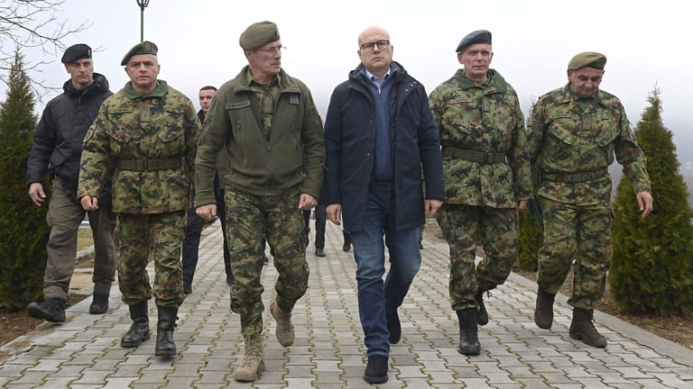 Serbiens Verteidigungsminister Miloš Vučević (mitte) und Armeechef Milan Mojsilović (mitte links): Die Armee wurde in Alarmbereitschaft versetzt.