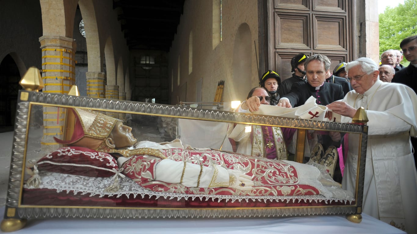 Zurückgetretene Päpste: Benedikt XVI. legte im April 2009 am Schrein von Coelestino V. die weiße Wollstola, das "Pallium", von seiner Papstwahl 2005 nieder.