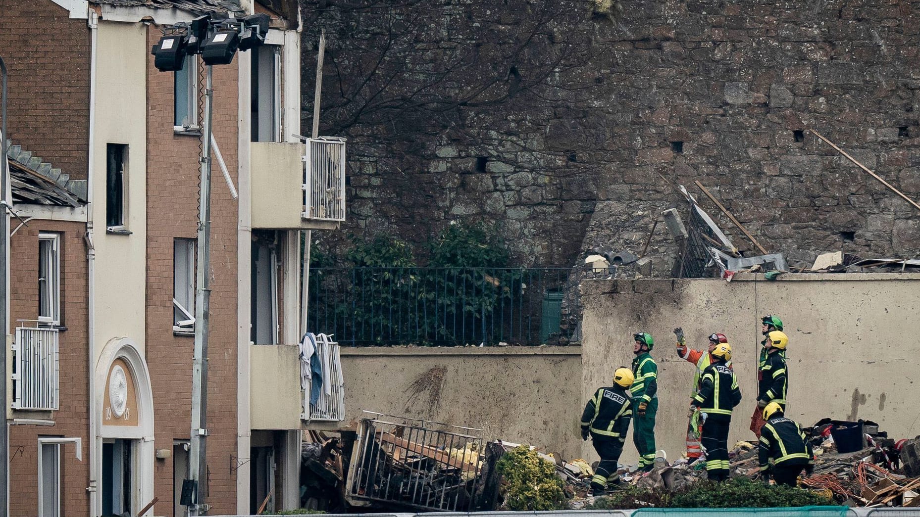 Rettungskräfte an der Unglücksstelle in St. Helier: Mindestens neun Bewohner werden noch vermisst.