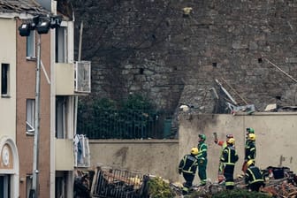 Rettungskräfte an der Unglücksstelle in St. Helier: Mindestens neun Bewohner werden noch vermisst.