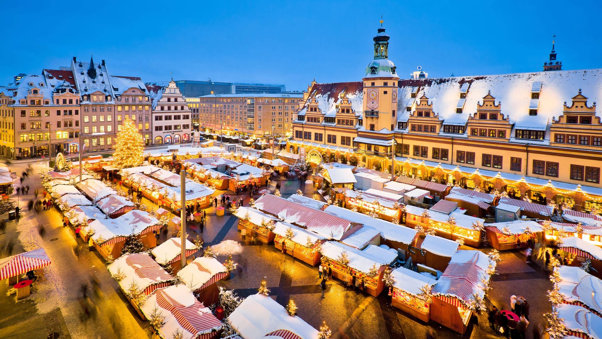Der Leipziger Weihnachtsmarkt erstrahlt in einem Lichtermeer.