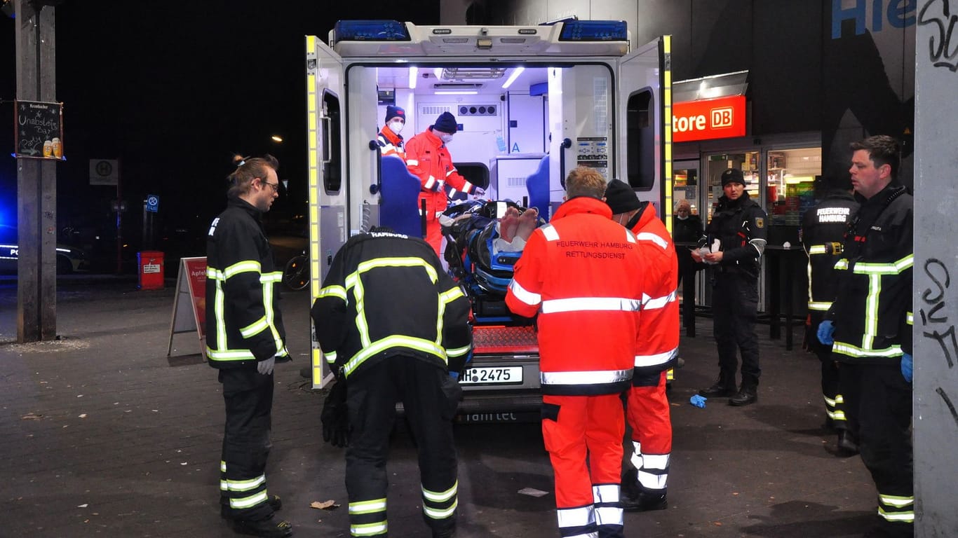 Rettungskräfte transportieren den Verletzten in ein Krankenhaus: Bei dem Mann wurde Atemalkohol festgestellt.