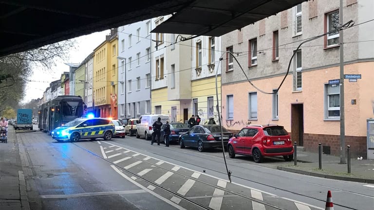 Die Unfallstelle an der Straße Oestermarsch: Das Metallteil wickelte sich um die Oberleitung und hängt nun senkrecht über der Straße.