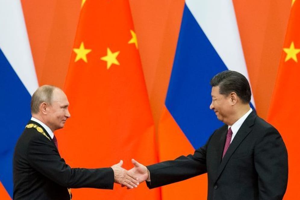 Russlands Präsident Wladimir Putin (l) und Chinas Staats- und Parteichef Xi Jinping (Archivbild): Putin hat Xi zu einem Staatsbesuch nach Moskau eingeladen.