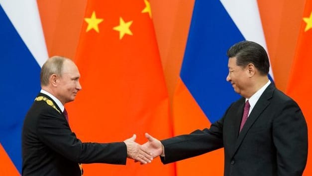 Russlands Präsident Wladimir Putin (l) und Chinas Staats- und Parteichef Xi Jinping (Archivbild): Putin hat Xi zu einem Staatsbesuch nach Moskau eingeladen.