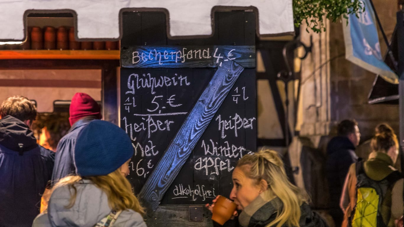 Leipzig: Kenner treffen sich am Mittelalter-Weihnachtsmarkt. Hier ist es zwar teurer, aber dafür nicht so voll.