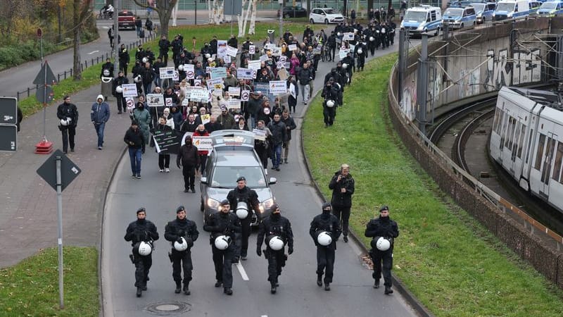 Köln: Pro-russische Demonstranten, die sich gegen Waffenlieferungen in die Ukraine aussprechen, ziehen in Begleitung von Polizisten durch die Stadt. Köln: Pro-russische Demonstranten, die sich gegen Waffenlieferungen in die Ukraine aussprechen, ziehen in Begleitung von Polizisten durch die Stadt.