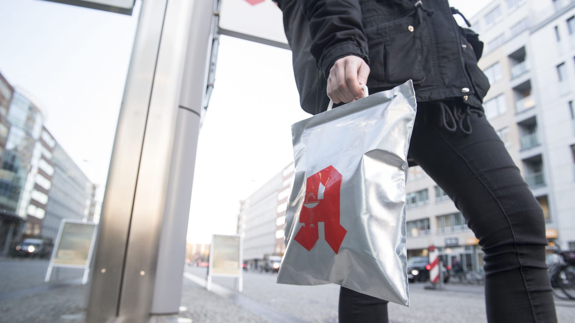 Reisen mit chronischen Krankheiten: Medikamente und die entsprechenden ärztlichen Bescheinigungen dazu müssen natürlich mit ins Reisegepäck.