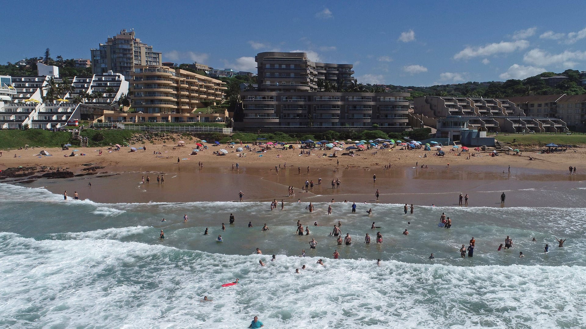 Die Strände von Durban (Archivbild) sind ein beliebtes Ausflugsziel. Eine Riesenwelle tötete drei Menschen. Die Strände von Durban (Archivbild) sind ein beliebtes Ausflugsziel. Eine Riesenwelle tötete drei Menschen.