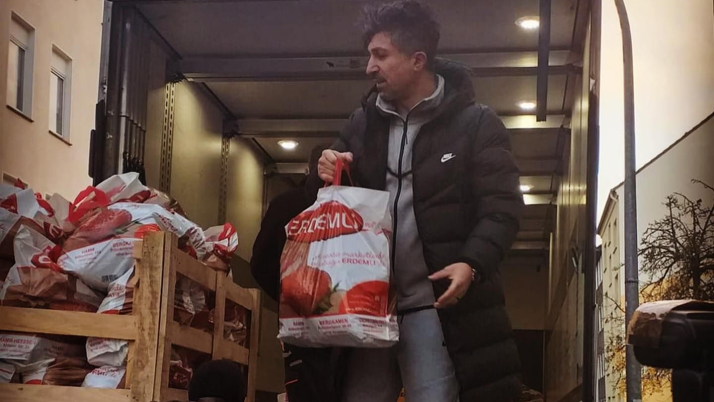 Für die Dortmunder Tafel hatte Chico im vergangenen Jahr Lebensmittel dabei, nun spendete er nützliche Gegenstände für Obdachlose (Archivbild).