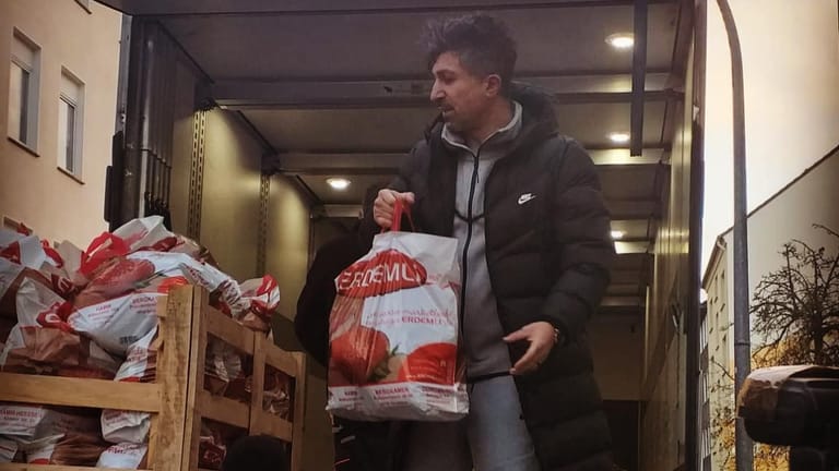 Lotto-Millionär Chico: Der 42-Jährige spendete der Dortmunder Tafel Lebensmittel.