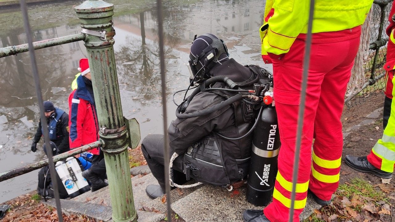 Am eiskalten Berliner Landwehrkanal: Seit dem Sonntagmorgen sind die Taucher in Neukölln im Einsatz.