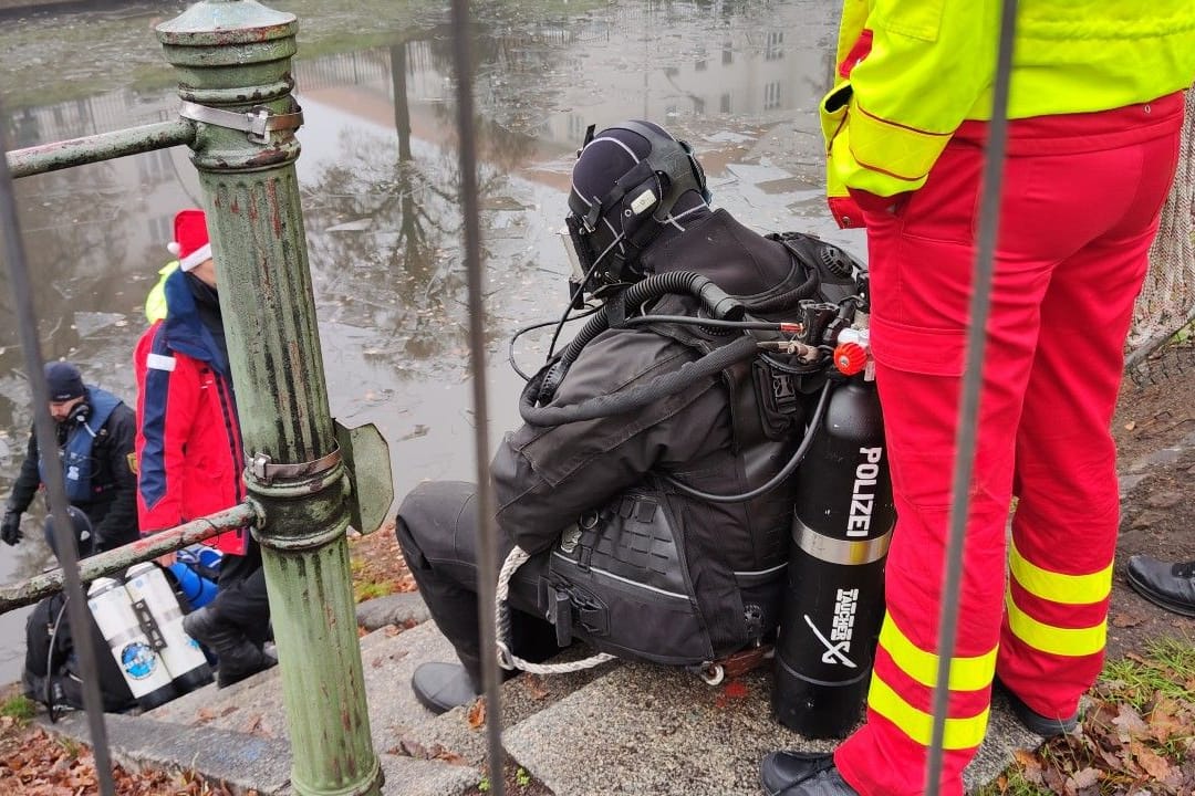 Am eiskalten Berliner Landwehrkanal: Seit dem Sonntagmorgen sind die Taucher in Neukölln im Einsatz.