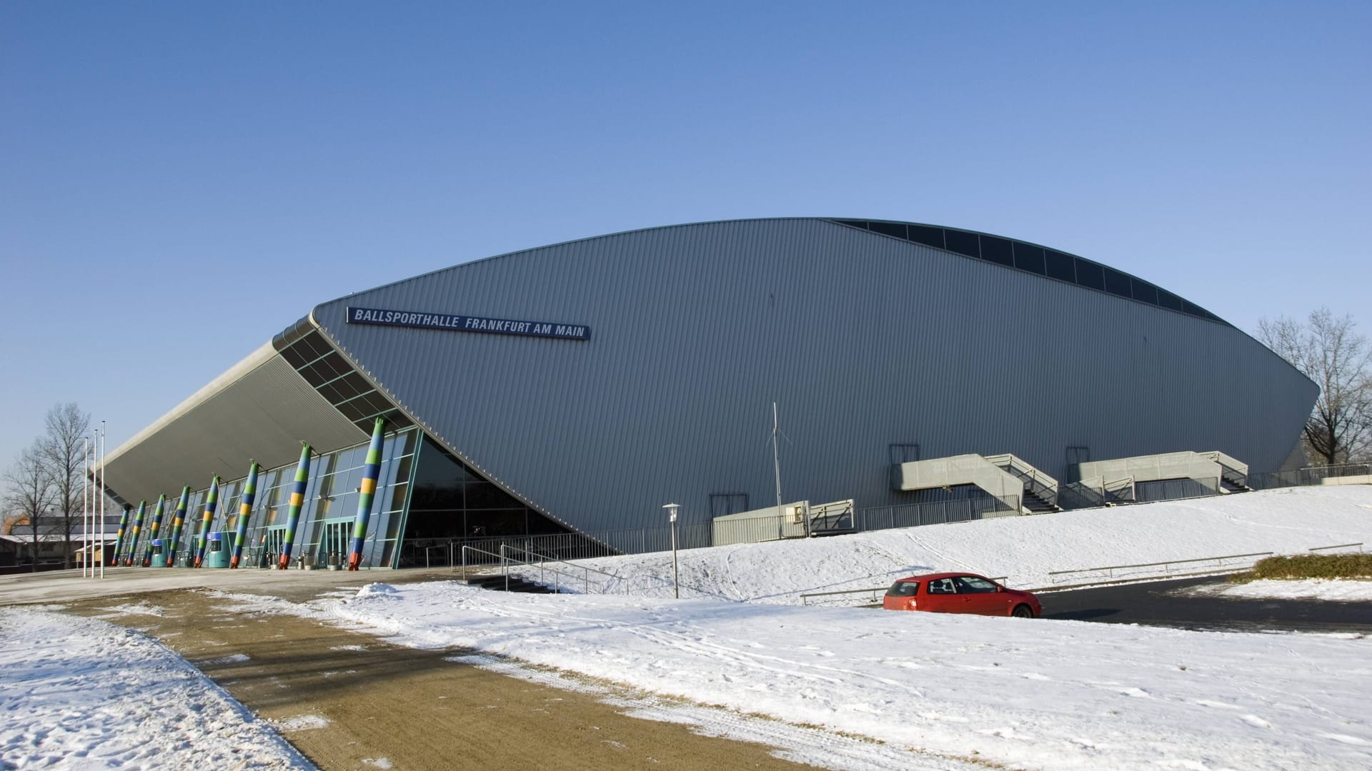 Eisporthalle in Unterliederbach: In der Arena geht es nicht nur sportlich zu.