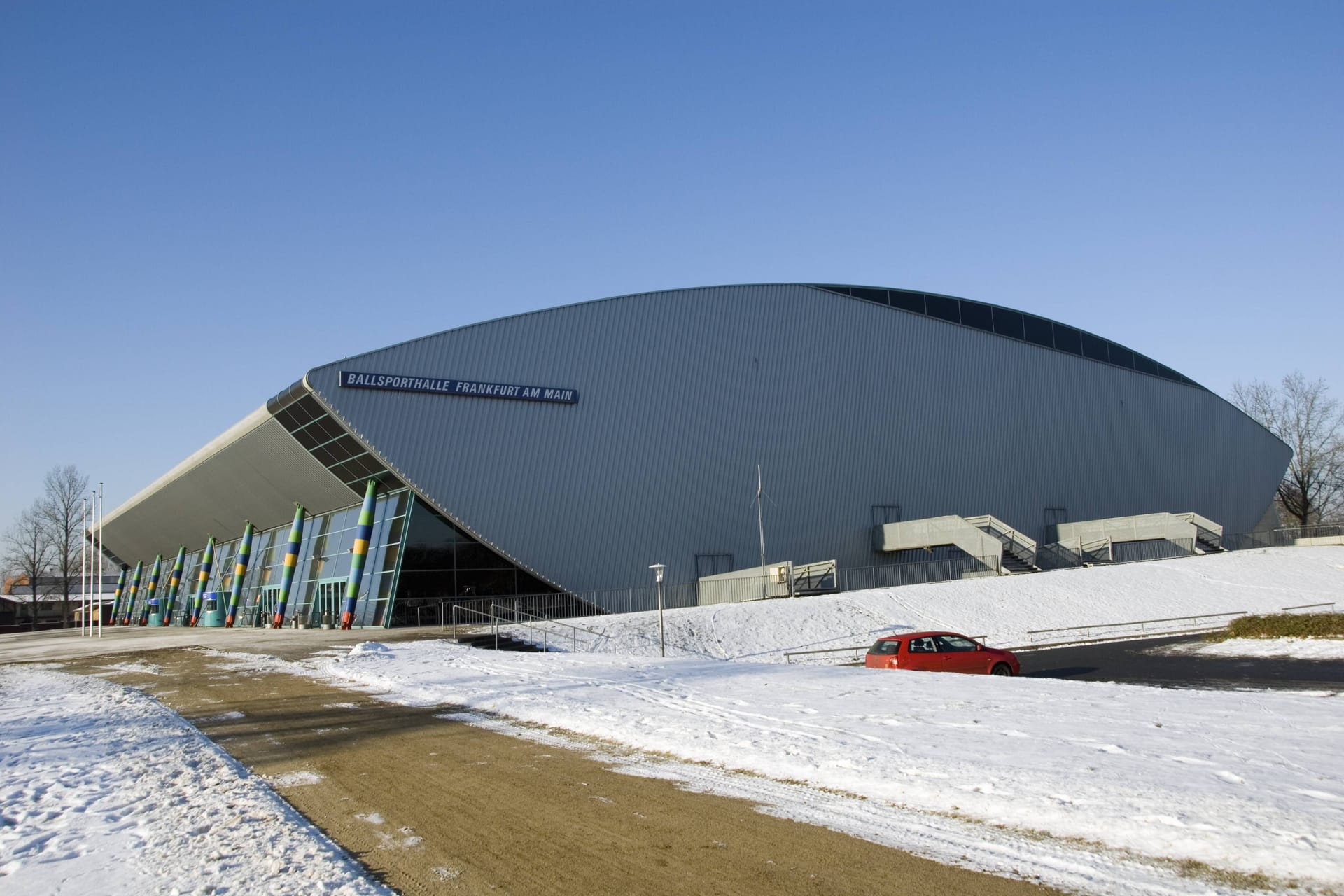 Eisporthalle in Unterliederbach: In der Arena geht es nicht nur sportlich zu.