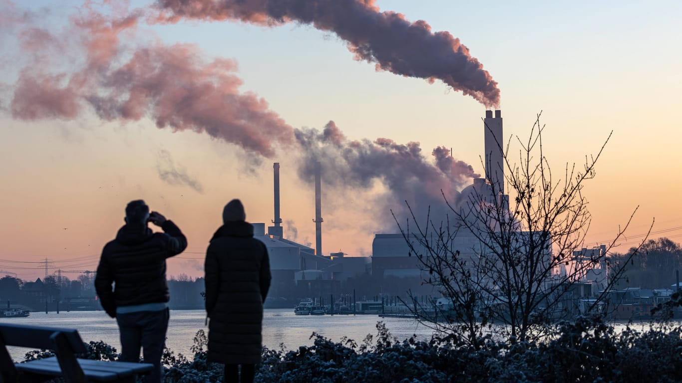 Heizkraftwerk Tiefstack in Hamburg: Viele Deutsche sorgen sich um die gestiegenen Gas- und Strompreise.