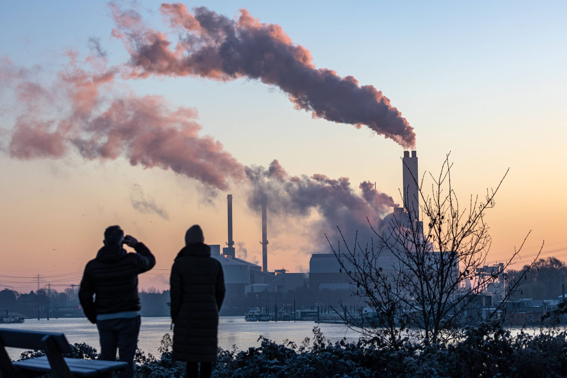 Heizkraftwerk Tiefstack in Hamburg: Viele Deutsche sorgen sich um die gestiegenen Gas- und Strompreise.